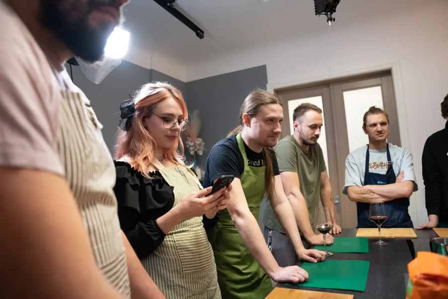 Korporatīvais pasākums Rīgā: komanda gatavo kulinārijas meistarklasē