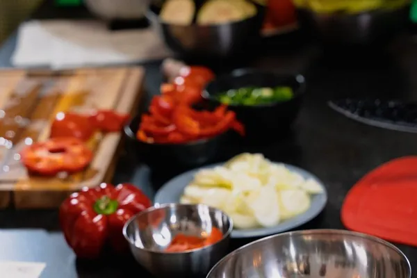 Paprika, tomāti un sastāvdaļas uz galda